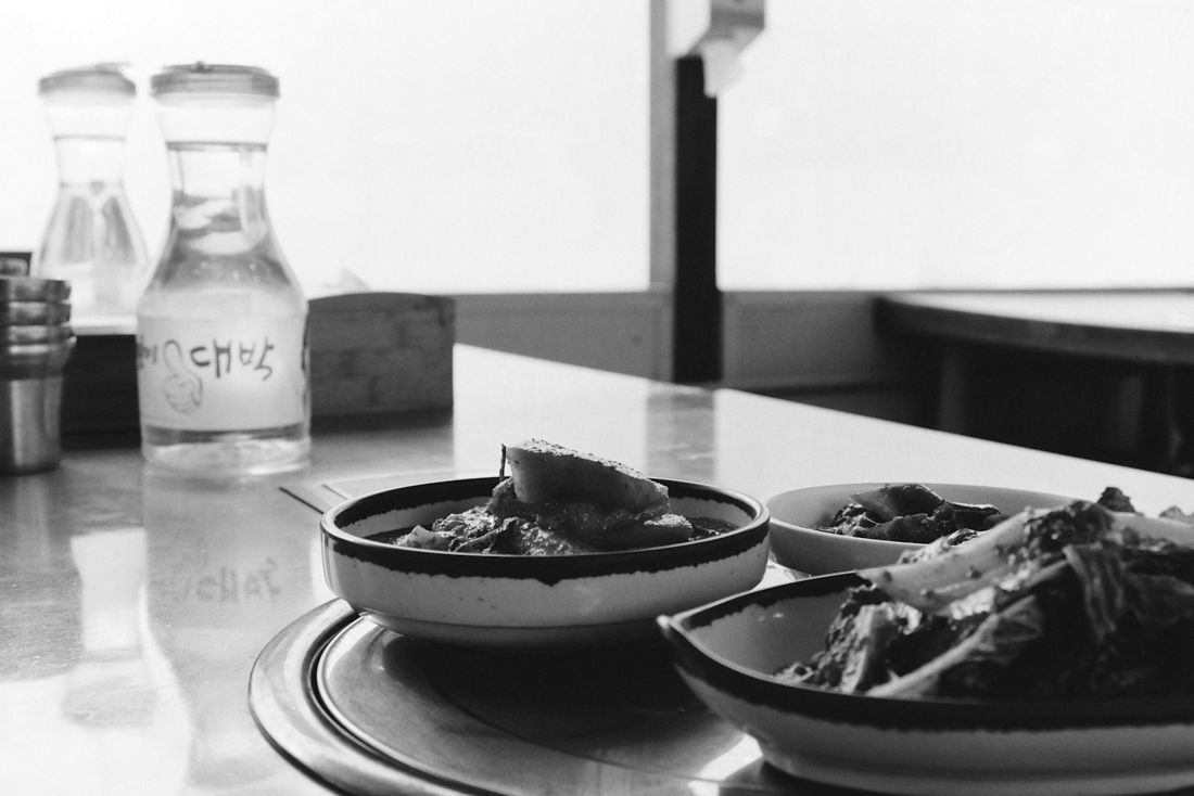 반찬이 놓인 식탁, 흑백 일기 레시피